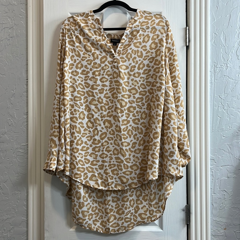 Tan leopard print long sleeved shirt from torrid size 3